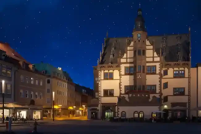 Schweinfurt Rathaus Schweinfurt mit Fachwerkarchitektur, erleuchtet bei Nacht in einer Stadt.