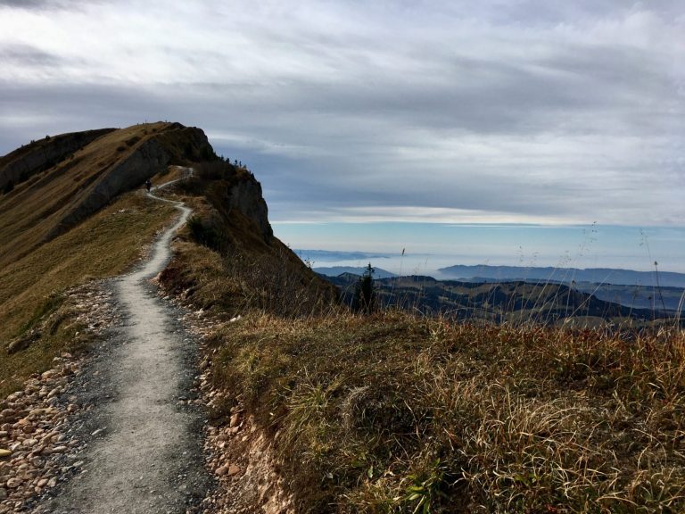 Wanderweg entlang eines Bergrückens mit Blick auf das Tal und den Himmel. Symbolisiert: Rechtsanwalt für Insolvenzrecht führt zum Ziel 