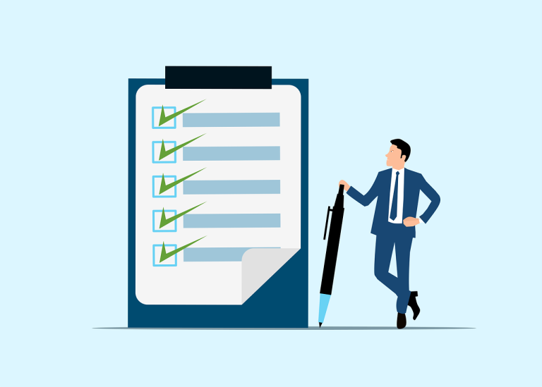 Insolvenzantrag Checkliste Checkliste für Insolvenzantrag: Mann im Anzug lehnt an einer Checkliste mit Häkchen.