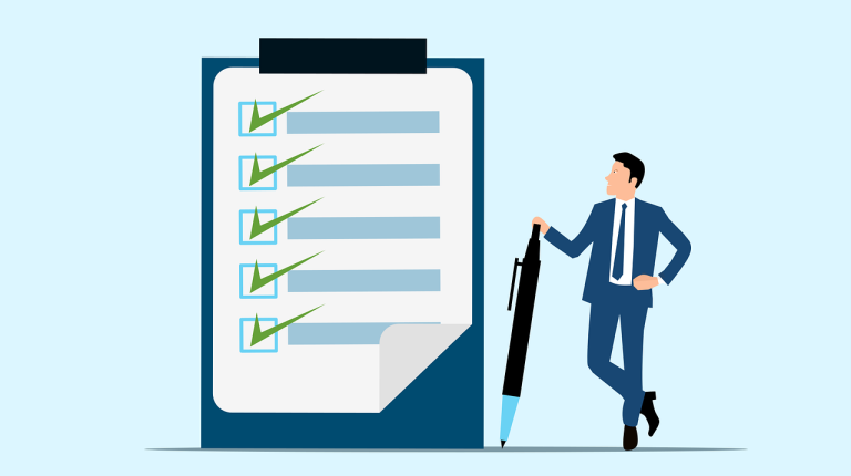 Mann im Anzug steht neben einer Checkliste mit mehreren abgehakten Punkten.