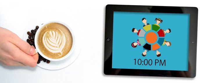 Eine Hand mit einer Kaffeetasse neben einem Tablet mit buntem Grafikdesign und Figuren.